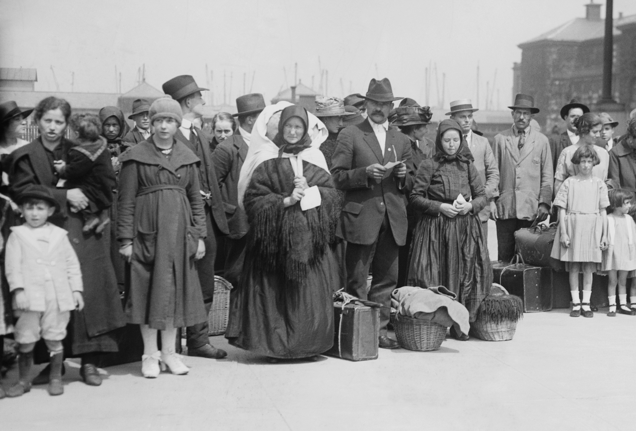 Arrived european. Эмигранты в США 19 век. Иммигрант (1921). Итальянские иммигранты в США 19 век фото. Русские эмигранты в Америке в начале 20 века.